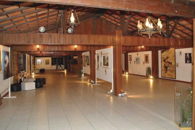 Visão de outro ângulo da Exposição de Arte no Salão Superior do Ver a Vista Visão de outro ângulo da Exposição de Arte no Salão Superior do Ver a Vista