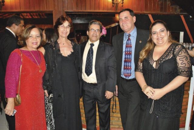 Artistas Plásticos participantes da Exposição- Nice Ventura (Iguaba Grande), Cássia Fouraux (Cabo Frio), Carlos Alberto Fouraux (Cabo Frio- Presidente da Academia de Letras e Artes da Região dos Lagos), Carlos Ribeiro (Cabo Frio) e Dyandréia Portugal (Arraial do Cabo). Artistas Plásticos participantes da Exposição- Nice Ventura (Iguaba Grande), Cássia Fouraux (Cabo Frio), Carlos Alberto Fouraux (Cabo Frio- Presidente da Academia de Letras e Artes da Região dos Lagos), Carlos Ribeiro (Cabo Frio) e Dyandréia Portugal (Arraial do Cabo).