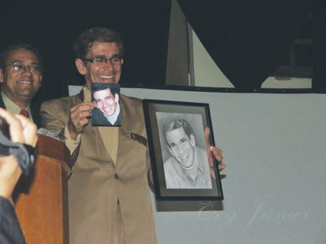 Meu retrato feito em Grafite, pela artista Antonia Lucia, que belo presente! Meu retrato feito em Grafite, pela artista Antonia Lucia, que belo presente!